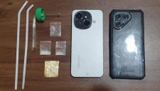 Ket Foto: Barang bukti (BB) berupa dua poket plastik klip berisi diduga sabu dengan berat keseluruhan sekitar 0,16 gram, serta seperangkat alat hisap (bong) yang diamankan Satresnarkoba Polresta Sumenep. (Foto: Humas Polresta Sumenep)