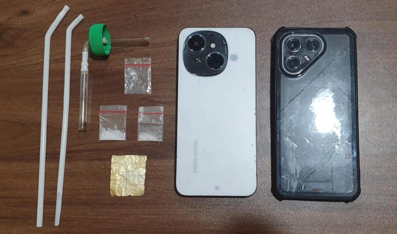 Ket Foto: Barang bukti (BB) berupa dua poket plastik klip berisi diduga sabu dengan berat keseluruhan sekitar 0,16 gram, serta seperangkat alat hisap (bong) yang diamankan Satresnarkoba Polresta Sumenep. (Foto: Humas Polresta Sumenep)