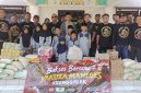 Foto : Ketua umum yakuza Maneges Pusat simbolis serahkan santunan uang tunai