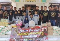 Foto : Ketua umum yakuza Maneges Pusat simbolis serahkan santunan uang tunai