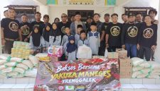 Foto : Ketua umum yakuza Maneges Pusat simbolis serahkan santunan uang tunai
