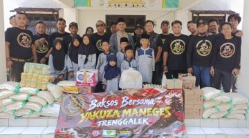 Foto : Ketua umum yakuza Maneges Pusat simbolis serahkan santunan uang tunai