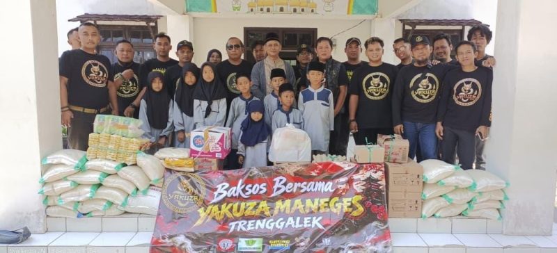 Foto : Ketua umum yakuza Maneges Pusat simbolis serahkan santunan uang tunai