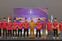 Ket Foto: Ketua JSI Sumenep Igusty Madani bersama jajaran pengurus JSI periode 2026-2029 saat pengukuhan di Ballroom Myze Hotel Sumenep, Selasa (15/9/2026). Pengukuhan menjadi momentum meneguhkan amanah pers, fakta, etika dan empati dalam menjalankan tugas jurnalistik.