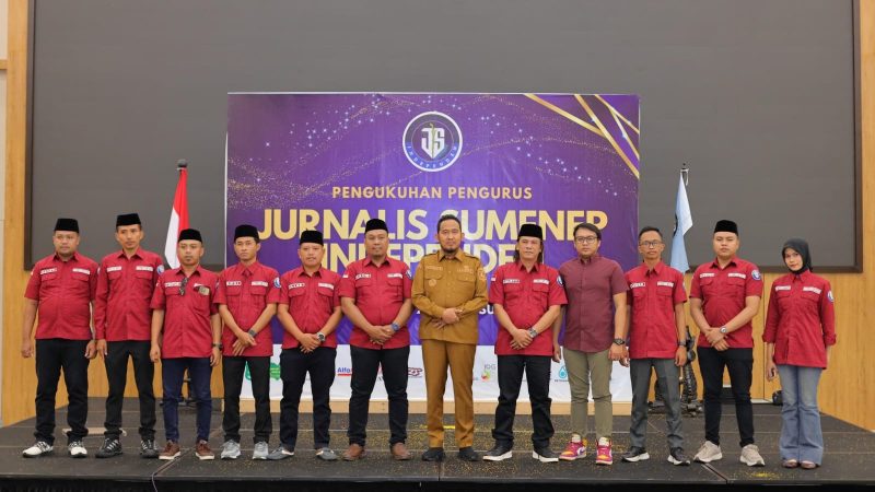 Ket Foto: Ketua JSI Sumenep Igusty Madani bersama jajaran pengurus JSI periode 2026-2029 saat pengukuhan di Ballroom Myze Hotel Sumenep, Selasa (15/9/2026). Pengukuhan menjadi momentum meneguhkan amanah pers, fakta, etika dan empati dalam menjalankan tugas jurnalistik.