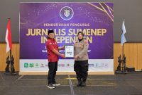 Ket Foto: Kabag SDM Polresta Sumenep Kompol Widiarti S., S.H. menerima penghargaan JSI yang diberikan kepada Kapolresta Sumenep Kombes Pol. Ariek Indra Sentanu, S.H., S.I.K., M.H., sebagai Penggerak Transformasi Institusi dan Penguatan Pelayanan Kepolisian kepada Masyarakat, Selasa (15/9/2026).