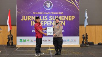 Ket Foto: Kabag SDM Polresta Sumenep Kompol Widiarti S., S.H. menerima penghargaan JSI yang diberikan kepada Kapolresta Sumenep Kombes Pol. Ariek Indra Sentanu, S.H., S.I.K., M.H., sebagai Penggerak Transformasi Institusi dan Penguatan Pelayanan Kepolisian kepada Masyarakat, Selasa (15/9/2026).