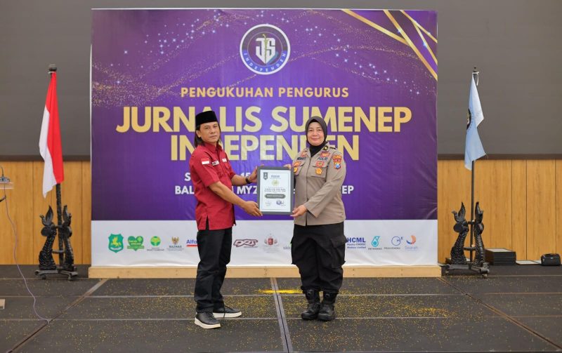 Ket Foto: Kabag SDM Polresta Sumenep Kompol Widiarti S., S.H. menerima penghargaan JSI yang diberikan kepada Kapolresta Sumenep Kombes Pol. Ariek Indra Sentanu, S.H., S.I.K., M.H., sebagai Penggerak Transformasi Institusi dan Penguatan Pelayanan Kepolisian kepada Masyarakat, Selasa (15/9/2026).
