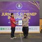 Ket Foto: Kabag SDM Polresta Sumenep Kompol Widiarti S., S.H. menerima penghargaan JSI yang diberikan kepada Kapolresta Sumenep Kombes Pol. Ariek Indra Sentanu, S.H., S.I.K., M.H., sebagai Penggerak Transformasi Institusi dan Penguatan Pelayanan Kepolisian kepada Masyarakat, Selasa (15/9/2026).