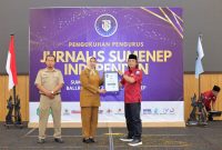 Ket Foto: Direktur Utama RSUD dr. H. Moh. Anwar Sumenep, dr. Erliyati, M.Kes., menerima penghargaan JSI atas Dedikasi dalam Pelayanan Kesehatan dan Pengabdian kepada Masyarakat.