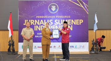 Ket Foto: Direktur Utama RSUD dr. H. Moh. Anwar Sumenep, dr. Erliyati, M.Kes., menerima penghargaan JSI atas Dedikasi dalam Pelayanan Kesehatan dan Pengabdian kepada Masyarakat.