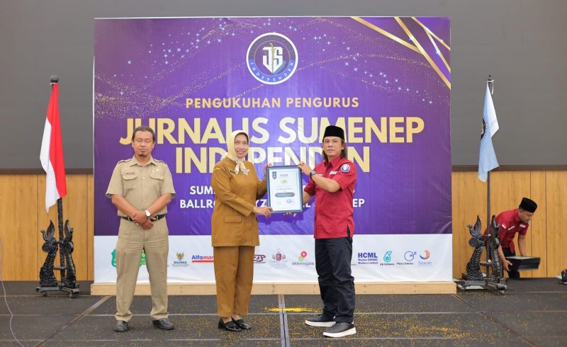 Ket Foto: Direktur Utama RSUD dr. H. Moh. Anwar Sumenep, dr. Erliyati, M.Kes., menerima penghargaan JSI atas Dedikasi dalam Pelayanan Kesehatan dan Pengabdian kepada Masyarakat.