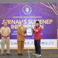 Ket Foto: Direktur Utama RSUD dr. H. Moh. Anwar Sumenep, dr. Erliyati, M.Kes., menerima penghargaan JSI atas Dedikasi dalam Pelayanan Kesehatan dan Pengabdian kepada Masyarakat.