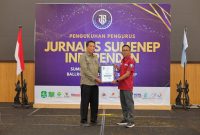 Perwakilan DKPP Sumenep menerima penghargaan JSI yang diberikan kepada Kepala DKPP Sumenep, Chainur Rasyid, S.E., M.Si., atas dedikasi dalam penguatan ketahanan pangan, pengembangan pertanian, serta peningkatan kesejahteraan petani dan peternak.
