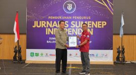 Perwakilan DKPP Sumenep menerima penghargaan JSI yang diberikan kepada Kepala DKPP Sumenep, Chainur Rasyid, S.E., M.Si., atas dedikasi dalam penguatan ketahanan pangan, pengembangan pertanian, serta peningkatan kesejahteraan petani dan peternak.