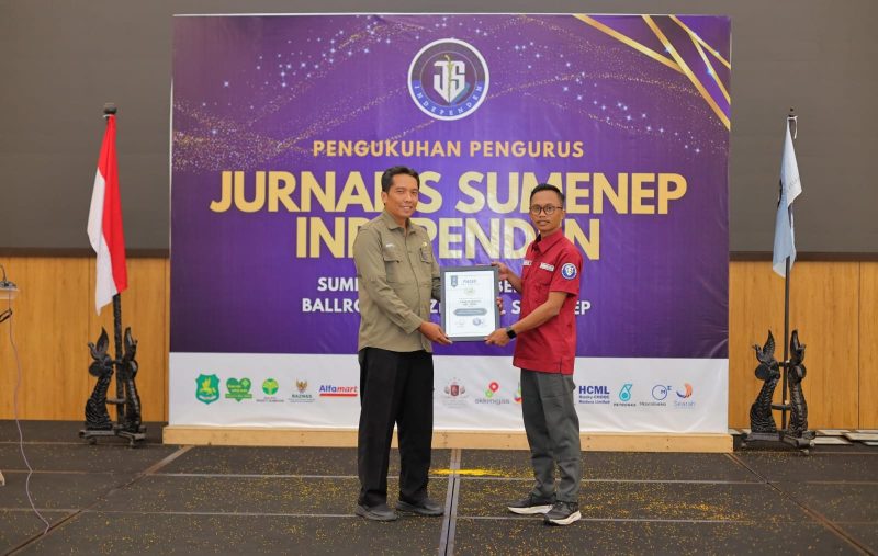 Perwakilan DKPP Sumenep menerima penghargaan JSI yang diberikan kepada Kepala DKPP Sumenep, Chainur Rasyid, S.E., M.Si., atas dedikasi dalam penguatan ketahanan pangan, pengembangan pertanian, serta peningkatan kesejahteraan petani dan peternak.