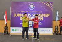 Perwakilan BAZNAS Sumenep, Wakil Ketua I Sugeng Hariadi, menerima penghargaan JSI yang diberikan kepada Ketua BAZNAS Sumenep Ahmad Rahman, S.Pd.I., atas kontribusi dan kepedulian sosial kepada masyarakat, Selasa (15/9/2026).