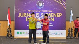 Perwakilan BAZNAS Sumenep, Wakil Ketua I Sugeng Hariadi, menerima penghargaan JSI yang diberikan kepada Ketua BAZNAS Sumenep Ahmad Rahman, S.Pd.I., atas kontribusi dan kepedulian sosial kepada masyarakat, Selasa (15/9/2026).