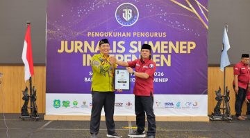 Perwakilan BAZNAS Sumenep, Wakil Ketua I Sugeng Hariadi, menerima penghargaan JSI yang diberikan kepada Ketua BAZNAS Sumenep Ahmad Rahman, S.Pd.I., atas kontribusi dan kepedulian sosial kepada masyarakat, Selasa (15/9/2026).