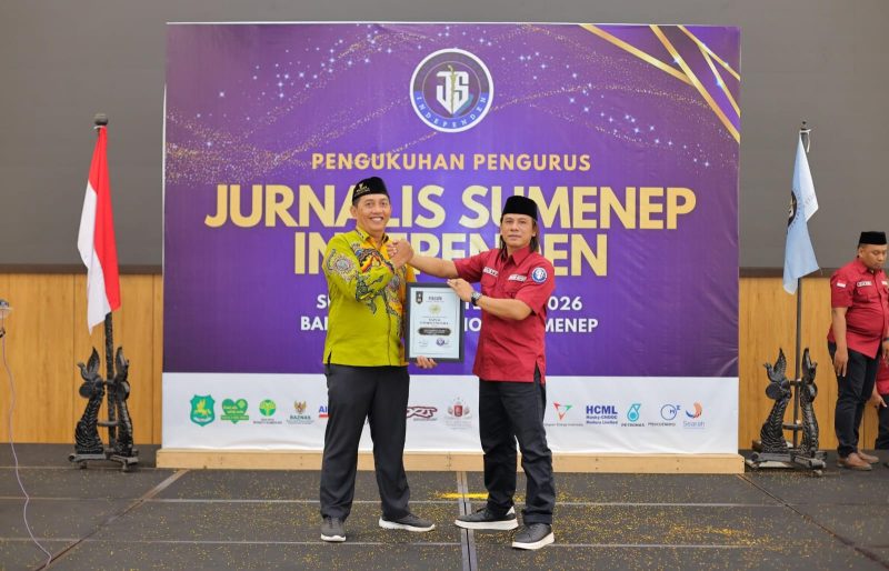 Perwakilan BAZNAS Sumenep, Wakil Ketua I Sugeng Hariadi, menerima penghargaan JSI yang diberikan kepada Ketua BAZNAS Sumenep Ahmad Rahman, S.Pd.I., atas kontribusi dan kepedulian sosial kepada masyarakat, Selasa (15/9/2026).