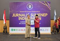 Perwakilan Disbudporapar Sumenep menerima penghargaan JSI yang diberikan kepada Kepala Disbudporapar Sumenep, Faruk Hanafi, S.Sos., M.Si., atas dedikasi dalam pelestarian budaya, pengembangan pariwisata, dan kemajuan ekonomi kreatif daerah, Selasa (15/9/2026).