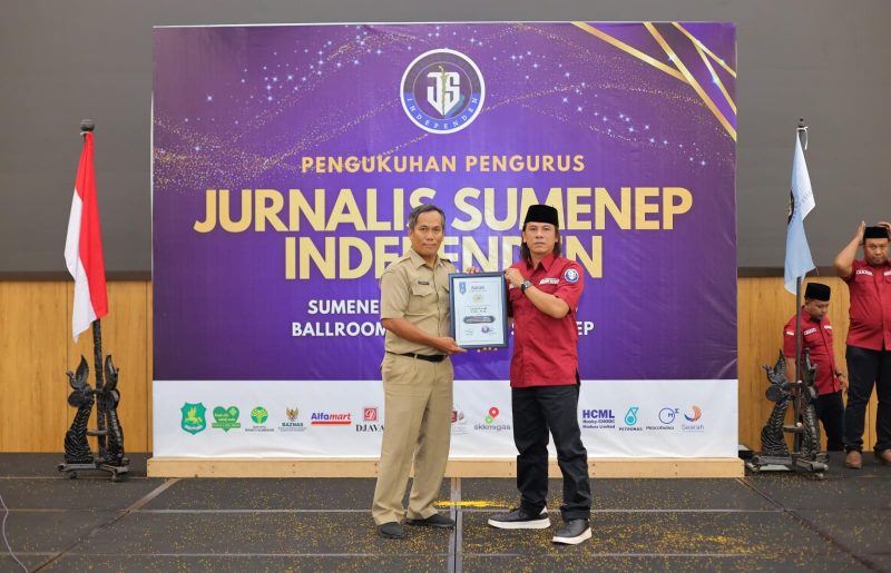 Perwakilan Disbudporapar Sumenep menerima penghargaan JSI yang diberikan kepada Kepala Disbudporapar Sumenep, Faruk Hanafi, S.Sos., M.Si., atas dedikasi dalam pelestarian budaya, pengembangan pariwisata, dan kemajuan ekonomi kreatif daerah, Selasa (15/9/2026).