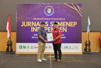 Perwakilan DRT The Big Family menerima penghargaan JSI yang diberikan kepada Owner DRT The Big Family, H. Syafwan Wahyudi, atas kontribusi dunia usaha dan kepedulian sosial dalam mendukung masyarakat Sumenep, Selasa (15/9/2026).
