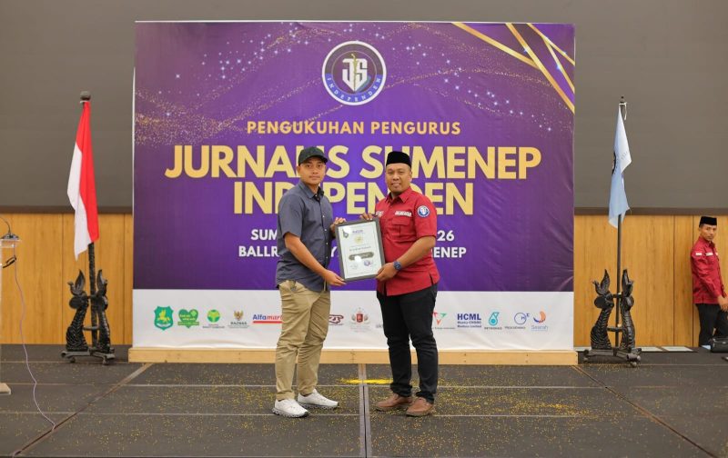 Perwakilan DRT The Big Family menerima penghargaan JSI yang diberikan kepada Owner DRT The Big Family, H. Syafwan Wahyudi, atas kontribusi dunia usaha dan kepedulian sosial dalam mendukung masyarakat Sumenep, Selasa (15/9/2026).