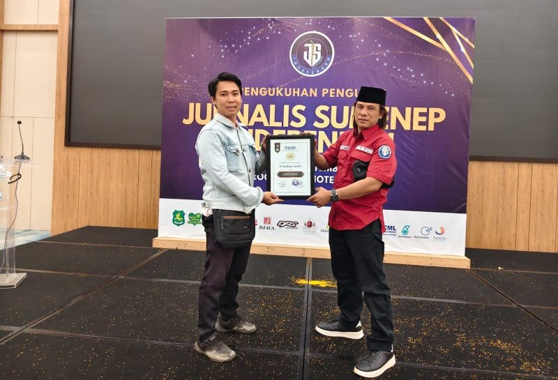 Perwakilan CV Ayunda Permata Sejahtera Pamekasan menerima penghargaan JSI yang diberikan kepada Owner CV Ayunda Permata Sejahtera, H. Bambang Budianto, atas kontribusi dan kepedulian sosial dalam mendukung masyarakat, Selasa (15/9/2026).