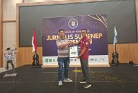 Perwakilan PT Empat Sekawan Mulia menerima penghargaan JSI atas kontribusi dunia usaha dan kepedulian terhadap kemajuan ekonomi masyarakat, Selasa (15/9/2026).