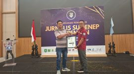 Perwakilan PT Empat Sekawan Mulia menerima penghargaan JSI atas kontribusi dunia usaha dan kepedulian terhadap kemajuan ekonomi masyarakat, Selasa (15/9/2026).