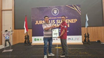 Perwakilan PT Empat Sekawan Mulia menerima penghargaan JSI atas kontribusi dunia usaha dan kepedulian terhadap kemajuan ekonomi masyarakat, Selasa (15/9/2026).