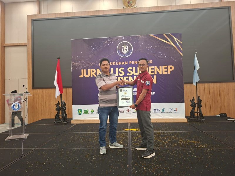Perwakilan PT Empat Sekawan Mulia menerima penghargaan JSI atas kontribusi dunia usaha dan kepedulian terhadap kemajuan ekonomi masyarakat, Selasa (15/9/2026).