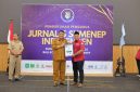 Ket Foto: Kepala Diskominfo Sumenep Indra Wahyudi, S.T., M.T. menerima penghargaan dari Jurnalis Sumenep Independen (JSI) atas Dedikasi dalam Keterbukaan Informasi dan Penguatan Komunikasi Publik dalam acara Pengukuhan JSI Periode 2026–2029 di Ballroom Byze Hotel Sumenep, Selasa (15/9/2026).