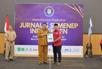 Ket Foto: Kepala Diskominfo Sumenep Indra Wahyudi, S.T., M.T. menerima penghargaan dari Jurnalis Sumenep Independen (JSI) atas Dedikasi dalam Keterbukaan Informasi dan Penguatan Komunikasi Publik dalam acara Pengukuhan JSI Periode 2026–2029 di Ballroom Myze Hotel Sumenep, Selasa (15/9/2026).