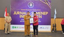 Ket Foto: Kepala Diskominfo Sumenep Indra Wahyudi, S.T., M.T. menerima penghargaan dari Jurnalis Sumenep Independen (JSI) atas Dedikasi dalam Keterbukaan Informasi dan Penguatan Komunikasi Publik dalam acara Pengukuhan JSI Periode 2026–2029 di Ballroom Byze Hotel Sumenep, Selasa (15/9/2026).