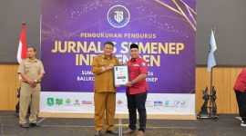 Ket Foto: Kepala Diskominfo Sumenep Indra Wahyudi, S.T., M.T. menerima penghargaan dari Jurnalis Sumenep Independen (JSI) atas Dedikasi dalam Keterbukaan Informasi dan Penguatan Komunikasi Publik dalam acara Pengukuhan JSI Periode 2026–2029 di Ballroom Myze Hotel Sumenep, Selasa (15/9/2026).