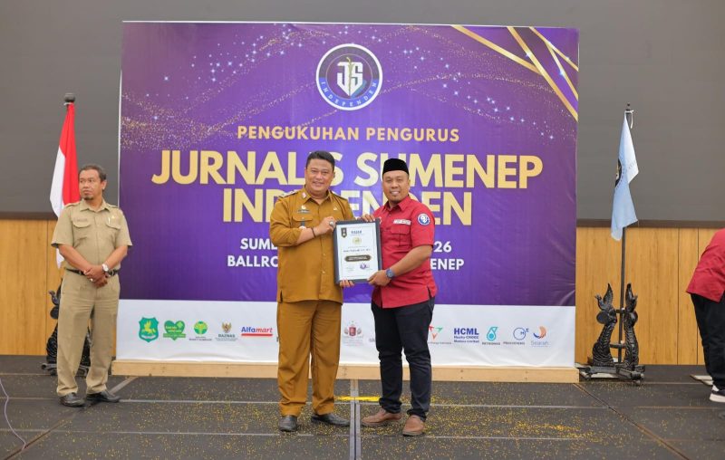 Ket Foto: Kepala Diskominfo Sumenep Indra Wahyudi, S.T., M.T. menerima penghargaan dari Jurnalis Sumenep Independen (JSI) atas Dedikasi dalam Keterbukaan Informasi dan Penguatan Komunikasi Publik dalam acara Pengukuhan JSI Periode 2026–2029 di Ballroom Byze Hotel Sumenep, Selasa (15/9/2026).