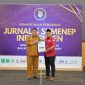 Ket Foto: Kepala Diskominfo Sumenep Indra Wahyudi, S.T., M.T. menerima penghargaan dari Jurnalis Sumenep Independen (JSI) atas Dedikasi dalam Keterbukaan Informasi dan Penguatan Komunikasi Publik dalam acara Pengukuhan JSI Periode 2026–2029 di Ballroom Myze Hotel Sumenep, Selasa (15/9/2026).