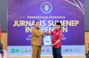 Ket Foto: Bupati Sumenep Achmad Fauzi Wongsojudo menerima penghargaan dari Jurnalis Sumenep Independen (JSI) dalam Pengukuhan JSI Periode 2026–2029 di Ballroom Byze Hotel Sumenep, Selasa (15/9/2026). Penghargaan diberikan atas kepemimpinan dan dedikasi dalam mendorong kemajuan serta kesejahteraan masyarakat Sumenep.
