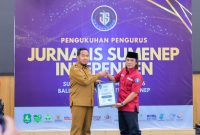 Ket Foto: Bupati Sumenep Achmad Fauzi Wongsojudo menerima penghargaan dari Jurnalis Sumenep Independen (JSI) dalam Pengukuhan JSI Periode 2026–2029 di Ballroom Myze Hotel Sumenep, Selasa (15/9/2026). Penghargaan diberikan atas kepemimpinan dan dedikasi dalam mendorong kemajuan serta kesejahteraan masyarakat Sumenep.