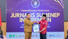 Ket Foto: Bupati Sumenep Achmad Fauzi Wongsojudo menerima penghargaan dari Jurnalis Sumenep Independen (JSI) dalam Pengukuhan JSI Periode 2026–2029 di Ballroom Byze Hotel Sumenep, Selasa (15/9/2026). Penghargaan diberikan atas kepemimpinan dan dedikasi dalam mendorong kemajuan serta kesejahteraan masyarakat Sumenep.