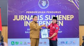 Ket Foto: Bupati Sumenep Achmad Fauzi Wongsojudo menerima penghargaan dari Jurnalis Sumenep Independen (JSI) dalam Pengukuhan JSI Periode 2026–2029 di Ballroom Myze Hotel Sumenep, Selasa (15/9/2026). Penghargaan diberikan atas kepemimpinan dan dedikasi dalam mendorong kemajuan serta kesejahteraan masyarakat Sumenep.