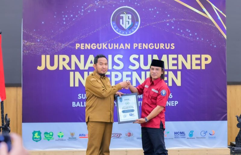 Ket Foto: Bupati Sumenep Achmad Fauzi Wongsojudo menerima penghargaan dari Jurnalis Sumenep Independen (JSI) dalam Pengukuhan JSI Periode 2026–2029 di Ballroom Byze Hotel Sumenep, Selasa (15/9/2026). Penghargaan diberikan atas kepemimpinan dan dedikasi dalam mendorong kemajuan serta kesejahteraan masyarakat Sumenep.