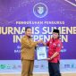 Ket Foto: Bupati Sumenep Achmad Fauzi Wongsojudo menerima penghargaan dari Jurnalis Sumenep Independen (JSI) dalam Pengukuhan JSI Periode 2026–2029 di Ballroom Myze Hotel Sumenep, Selasa (15/9/2026). Penghargaan diberikan atas kepemimpinan dan dedikasi dalam mendorong kemajuan serta kesejahteraan masyarakat Sumenep.