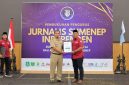 Ket Foto: Perwakilan Bappeda Sumenep menerima penghargaan Jurnalis Sumenep Independen (JSI) kategori Inovasi Perencanaan dan Kontribusi dalam Pembangunan Daerah pada Pengukuhan JSI Periode 2026–2029 di Ballroom Myze Hotel Sumenep, Selasa (15/9/2026).
