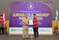 Ket Foto: Perwakilan Bappeda Sumenep menerima penghargaan Jurnalis Sumenep Independen (JSI) kategori Inovasi Perencanaan dan Kontribusi dalam Pembangunan Daerah pada Pengukuhan JSI Periode 2026–2029 di Ballroom Myze Hotel Sumenep, Selasa (15/9/2026).