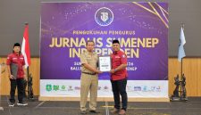 Ket Foto: Perwakilan Bappeda Sumenep menerima penghargaan Jurnalis Sumenep Independen (JSI) kategori Inovasi Perencanaan dan Kontribusi dalam Pembangunan Daerah pada Pengukuhan JSI Periode 2026–2029 di Ballroom Myze Hotel Sumenep, Selasa (15/9/2026).