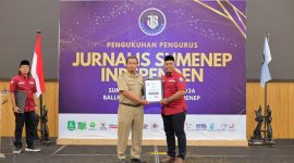 Ket Foto: Perwakilan Bappeda Sumenep menerima penghargaan Jurnalis Sumenep Independen (JSI) kategori Inovasi Perencanaan dan Kontribusi dalam Pembangunan Daerah pada Pengukuhan JSI Periode 2026–2029 di Ballroom Myze Hotel Sumenep, Selasa (15/9/2026).