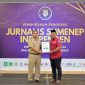Ket Foto: Perwakilan Bappeda Sumenep menerima penghargaan Jurnalis Sumenep Independen (JSI) kategori Inovasi Perencanaan dan Kontribusi dalam Pembangunan Daerah pada Pengukuhan JSI Periode 2026–2029 di Ballroom Myze Hotel Sumenep, Selasa (15/9/2026).